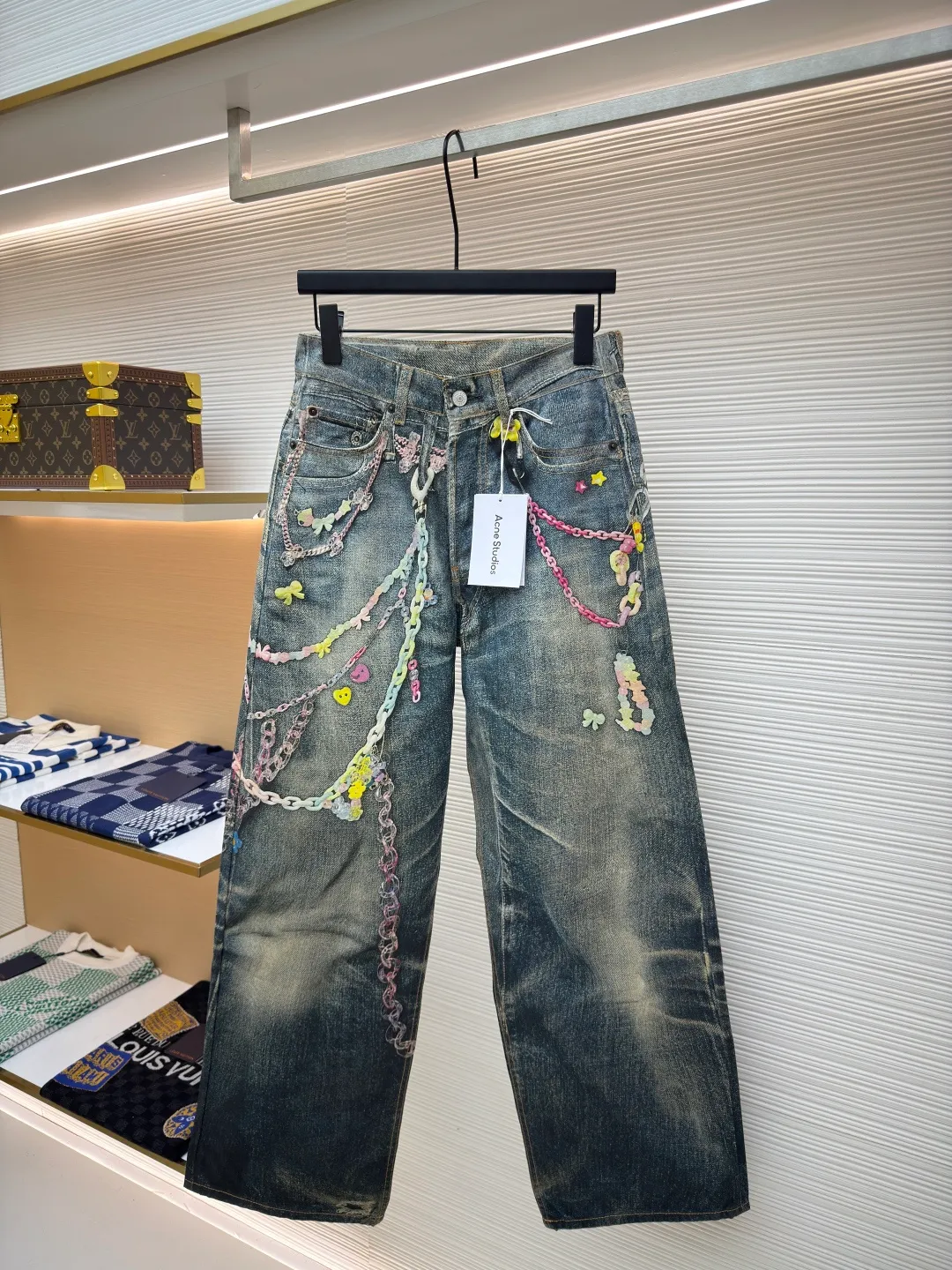 Acne Studios chain 3D printed straight jeans ●Authentic product: Purchased and developed by 4379 ●Item number: 1680156-A75 ●Material: denim ●Technology: Printing ●Version: fitted version ●Weight: about 600 grams ●Size: 42-44-46-48-50-52 ●Description: 1981M jeans are loosely cut, low-waisted, wide-legged and long. Decorated with a seasonal trompe l'oeil print and made from mid-blue washed non-stretch denim. The overall wiring is straight and delicate, the fabric is comfortable and soft, and the color is consistent without color difference. It can be matched with the same style to create a fashionable look and control various occasions. Customized accessories, complete with three standards, same style for men and women!